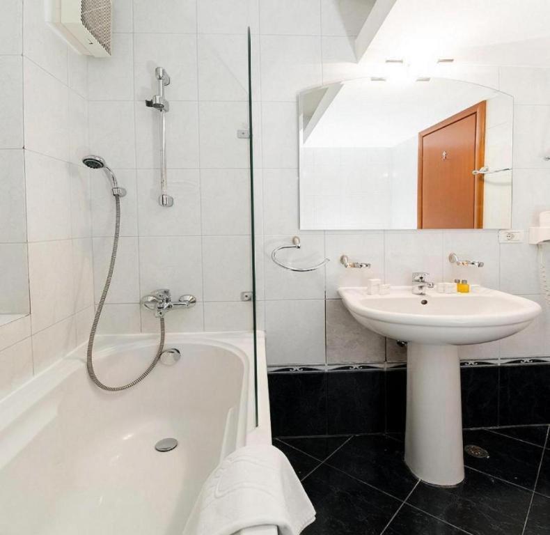 Pension De Lux Königsbrunn Екстериор снимка